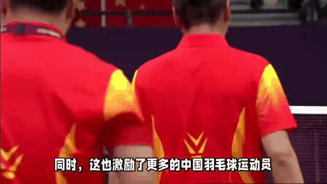 运动员拼尽全力，以顽强的毅力争取胜利