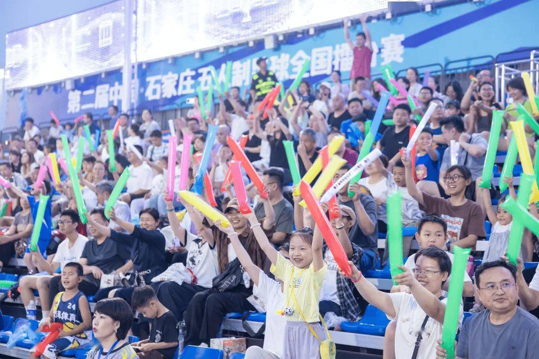 开云下载-包含足球比赛场面燃情上演，观众沸腾欢呼的词条