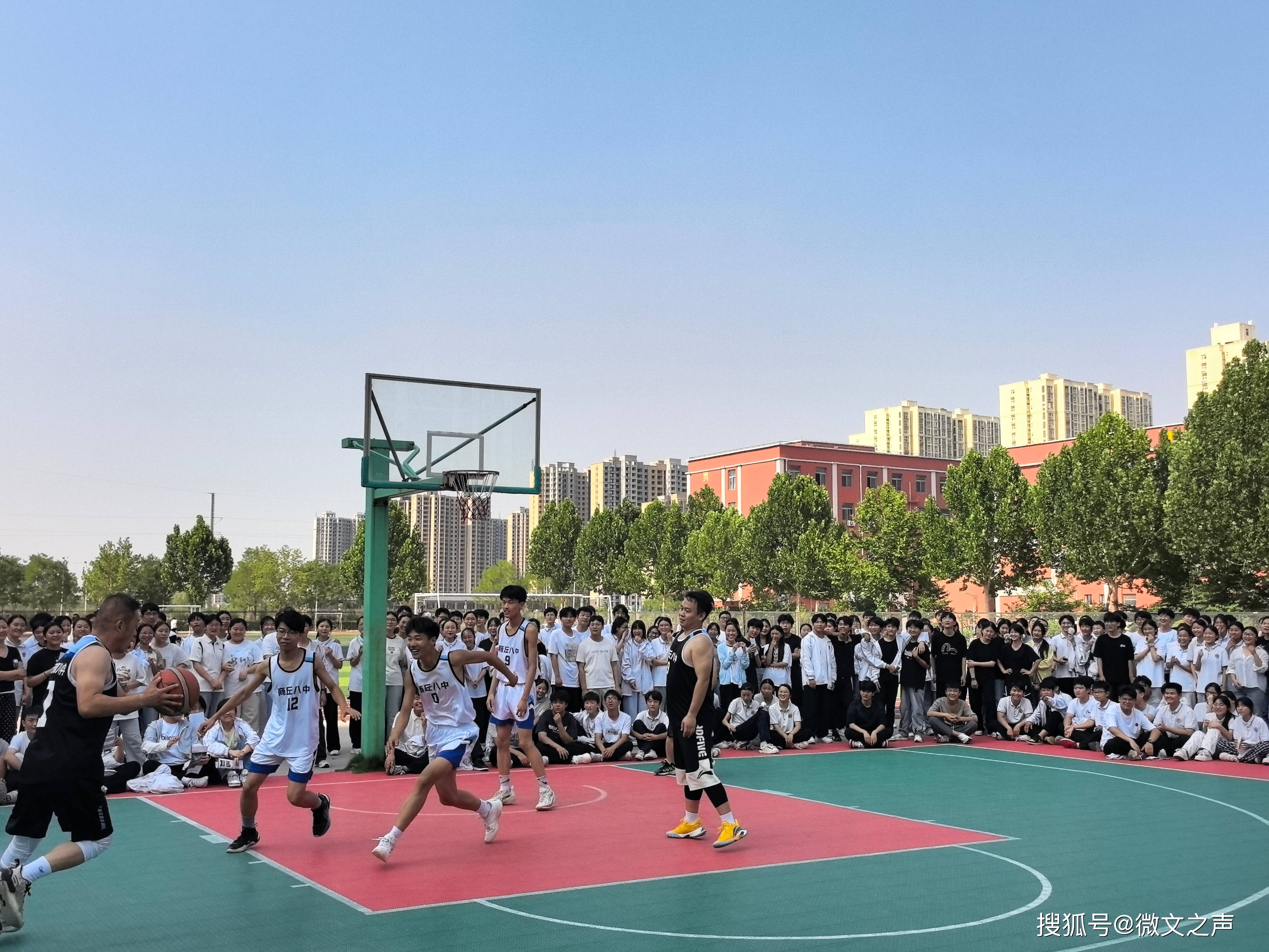 开云体育在线-燃情篮球场上战团结，铸就强队实力的辉煌