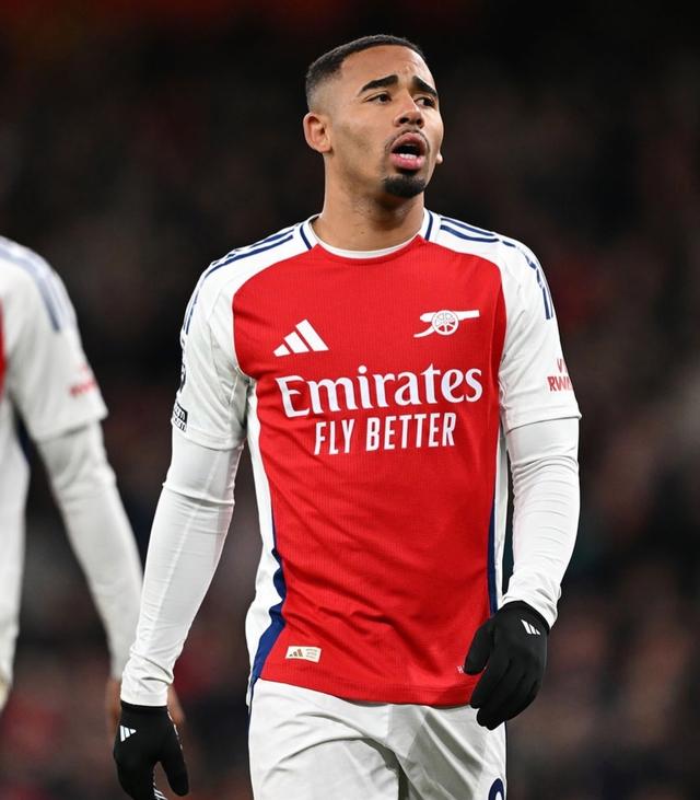 墨西哥射手洛萨诺卡代表阿森纳队攻入绝杀一球取胜曼联队