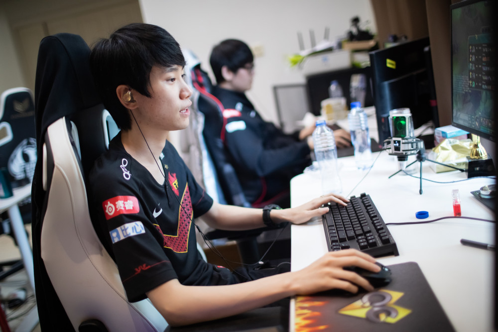 开云体育平台APP-HLE血洗TES，Doinb极限生还后反打强强对话四强赛，强势挺进下一轮的简单介绍