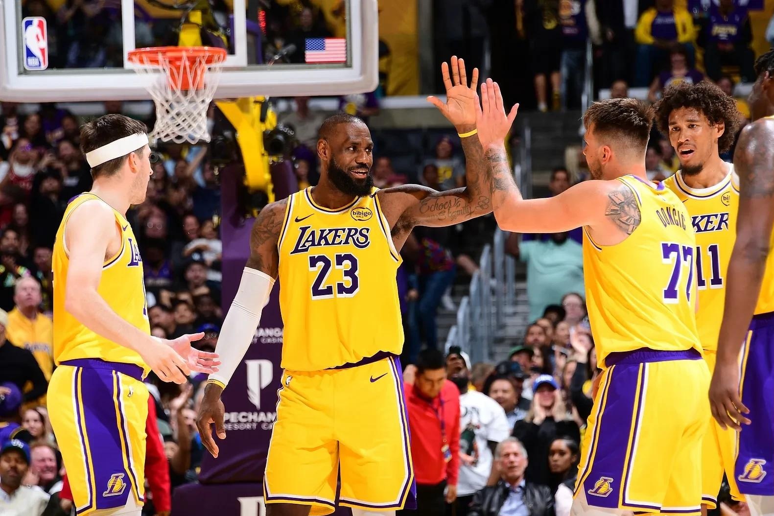 詹姆斯带领湖人队大胜国王队