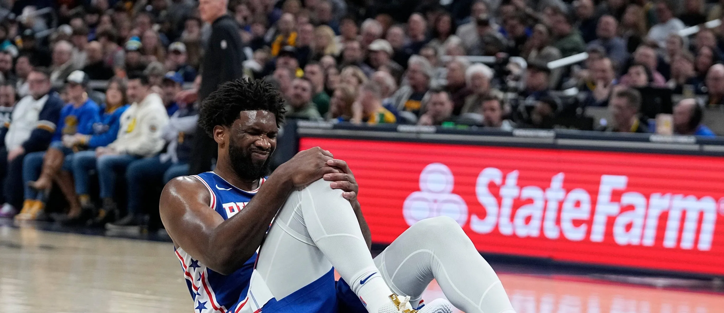 76人客场惜败尼克斯，恩比德受伤提前退场