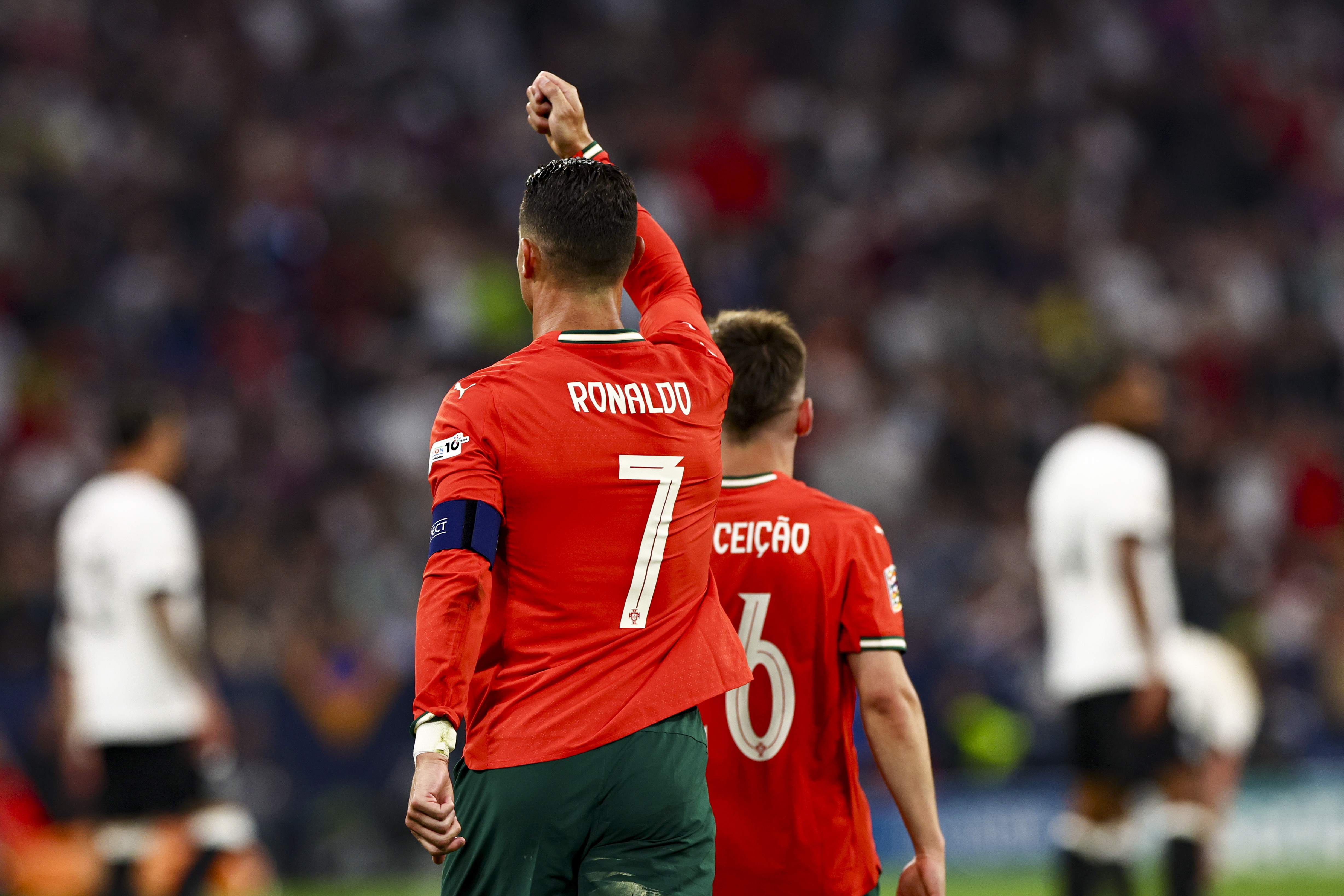 开云官网-欧国联比赛精彩纷呈，球迷眼睛为之一亮