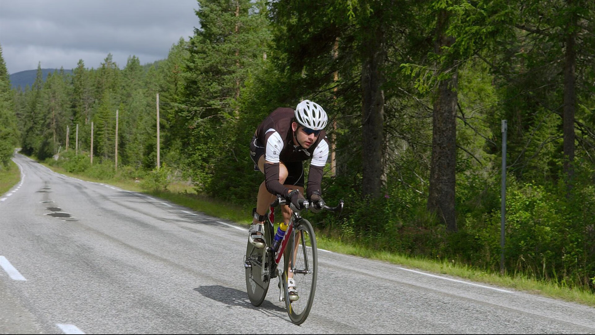 生死时速间的逆天改命，塞恩斯如何以一次不可能的超车为雷诺掀翻法拉利王朝？