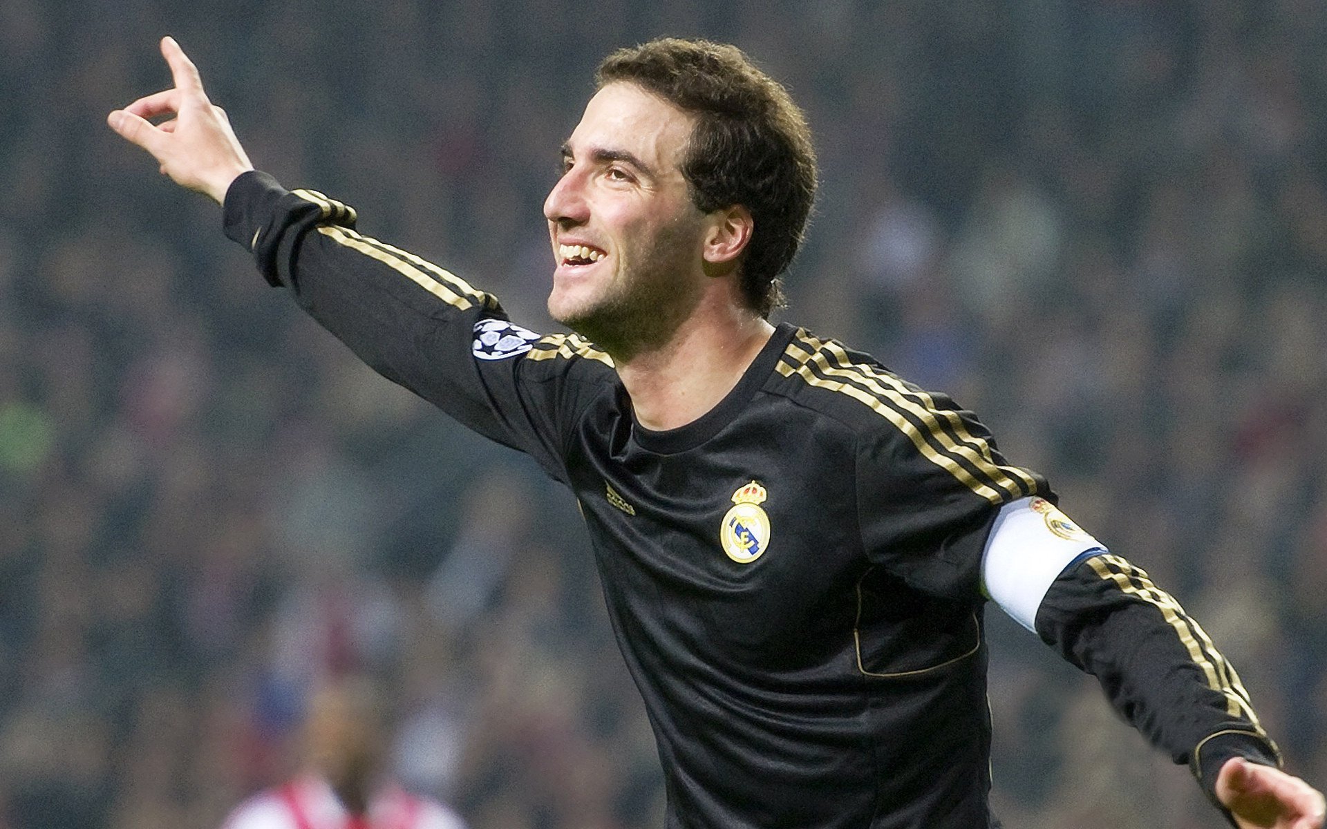 开云下载-孤勇擎旗，当郑思维以肩为柱，扛起一支队伍的深渊与黎明